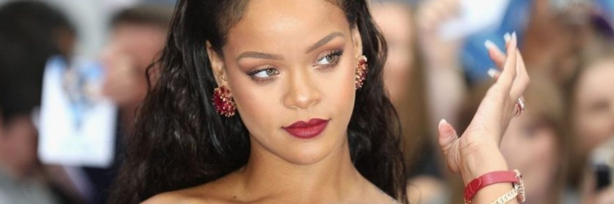  Rihanna lança música para trilha dos Smurfs