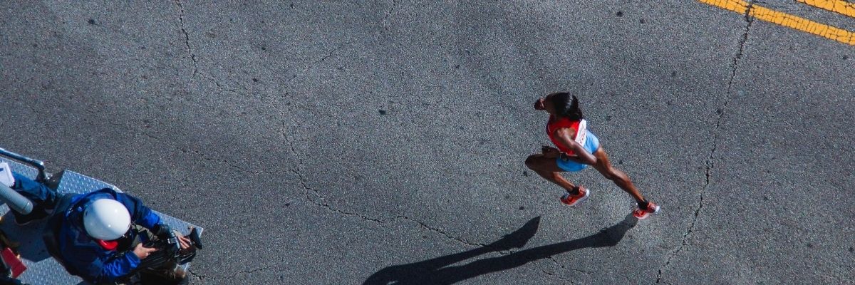 Mãe, atleta e vencedora: como Stephanie Case correu 100 km amamentando sua filha