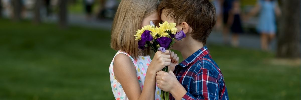 O primeiro amor na infância: como lidar com os crushes dos filhos com leveza e afeto