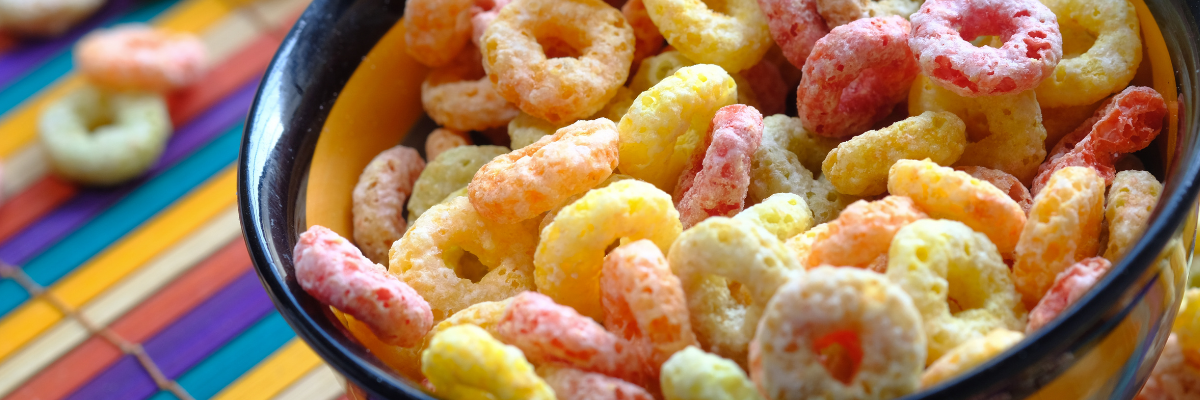 Kellogg anuncia eliminação gradual de corantes artificiais em cereais até 2027