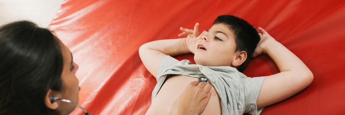 Bronquiolite em bebês: sintomas, riscos e prevenção no Brasil