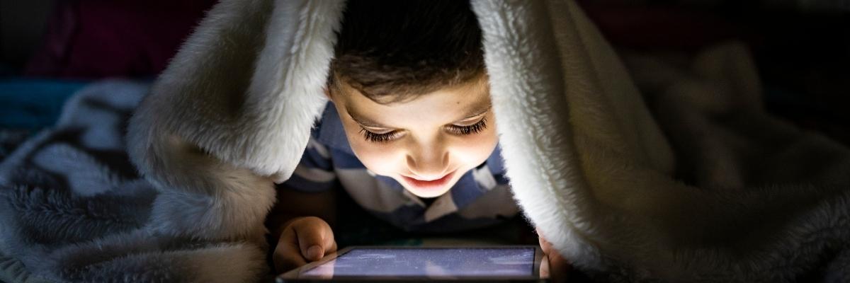Crianças e tecnologia: como as telas dominam a infância e a importância da independência