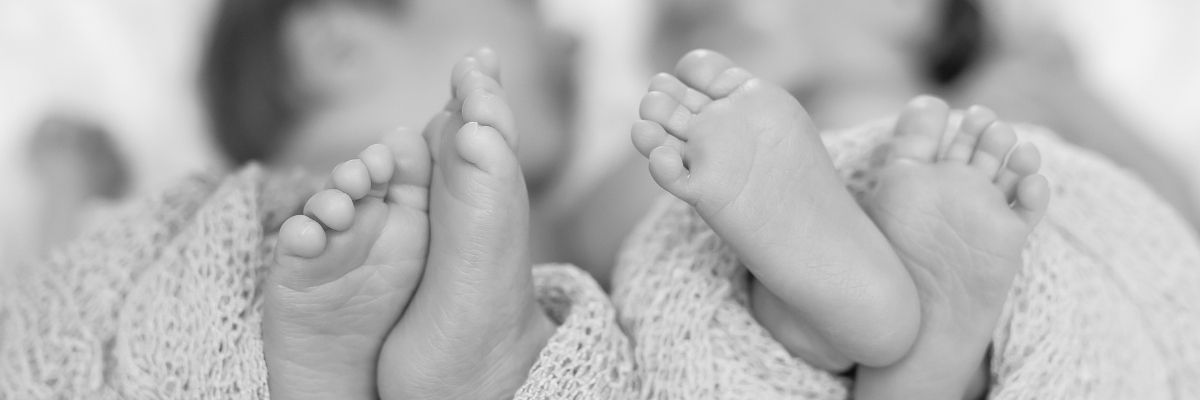 34 nomes que refletem amor e união para casais de gêmeos